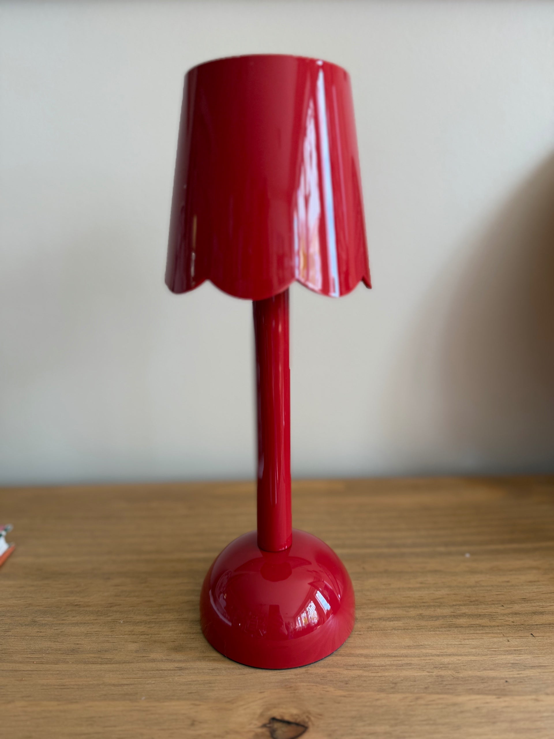 Scallop LED Light - Cherry